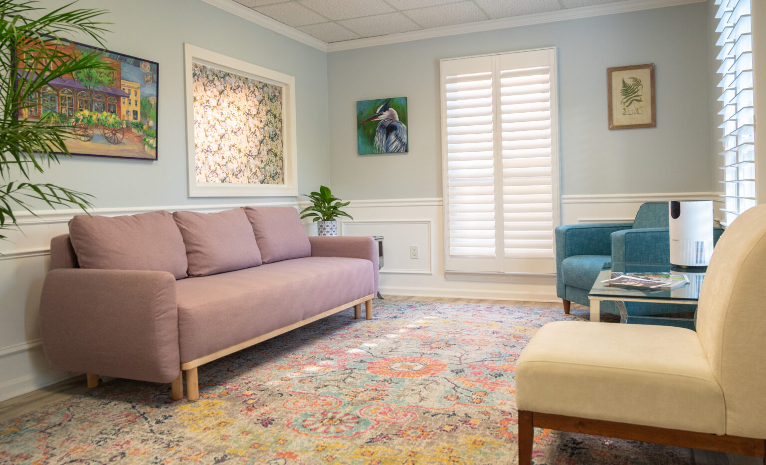 Comfortable waiting and reception area at Emmie's Electrolysis in Savannah, Georgia